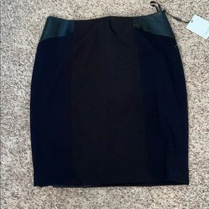 Skirt black/navy blue with details in leather